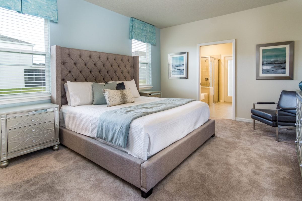 Bedroom with king bed in 2191LC