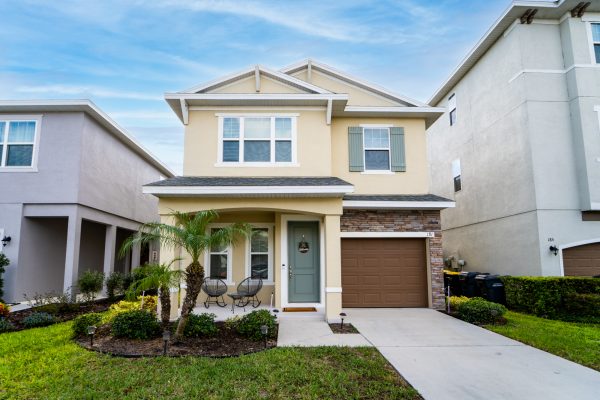 181AR front of villa