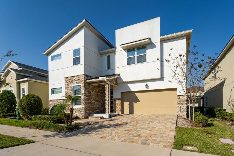 Outside photo of one of our vacation rentals near Disney.