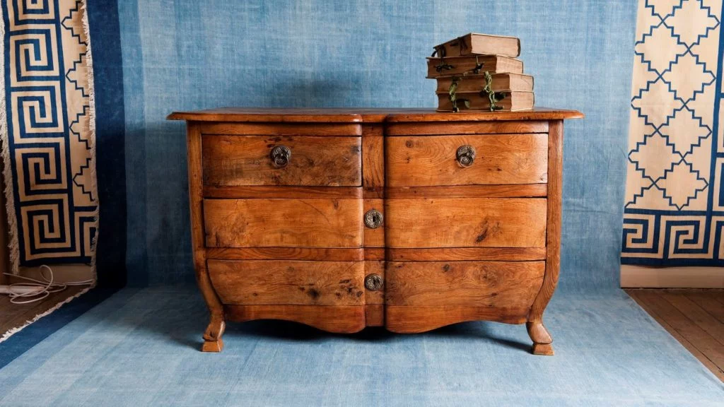 Old furniture in Orlando Rental home.