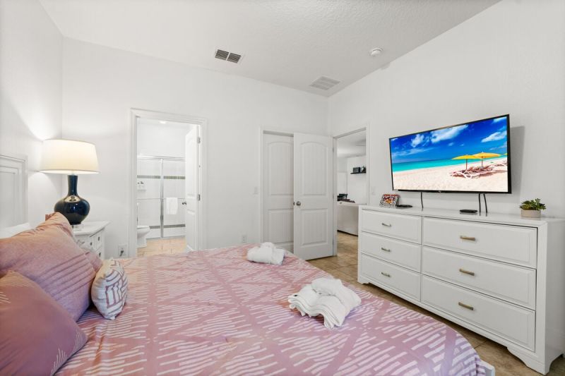 Master bedroom inside 4167OAK