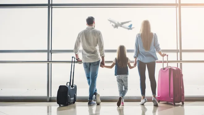 Family traveling with their kids 